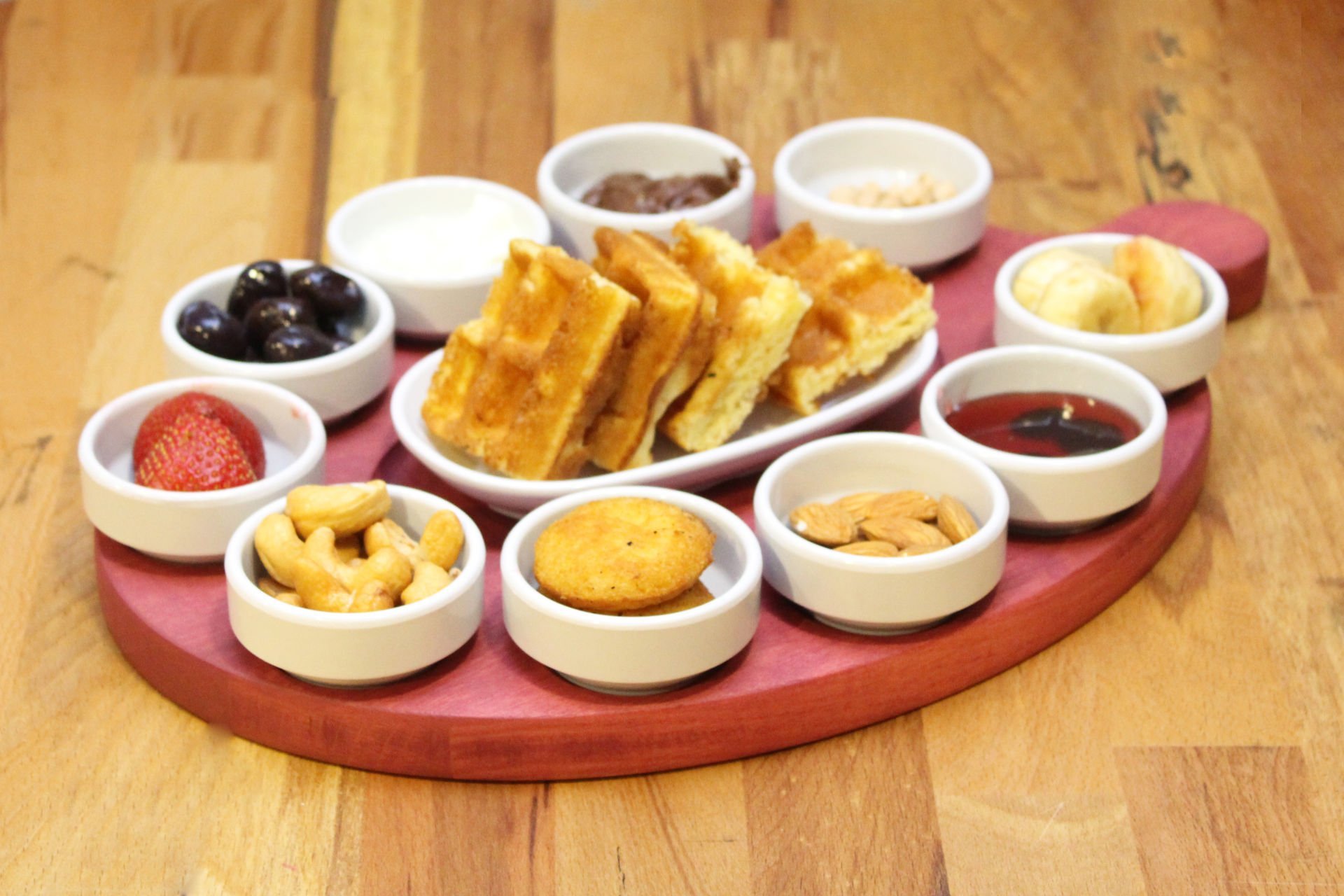 Ahşap Doğal Gürgen Ağacı Kahvaltı Sunum Tabağı – 10\'lu Sosluklu &  Oval Tabaklı Tasarım Pembe - Porselen-Beyaz