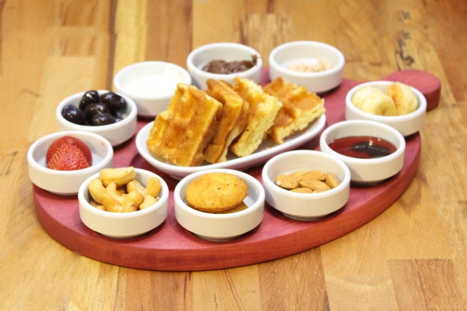 Ahşap Doğal Gürgen Ağacı Kahvaltı Sunum Tabağı – 10\'lu Sosluklu &  Oval Tabaklı Tasarım Pembe - Porselen-Beyaz