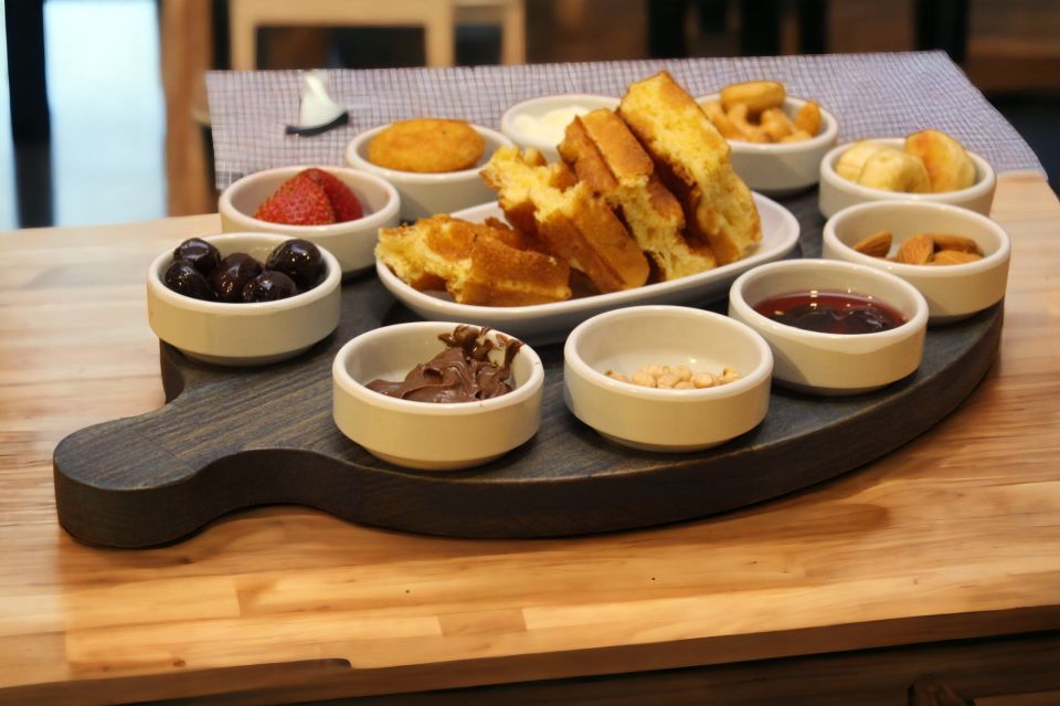 Ahşap Doğal Gürgen Ağacı Kahvaltı Sunum Tabağı – 10\'lu Sosluklu &  Oval Tabaklı Tasarım Siyah - Porselen-Beyaz