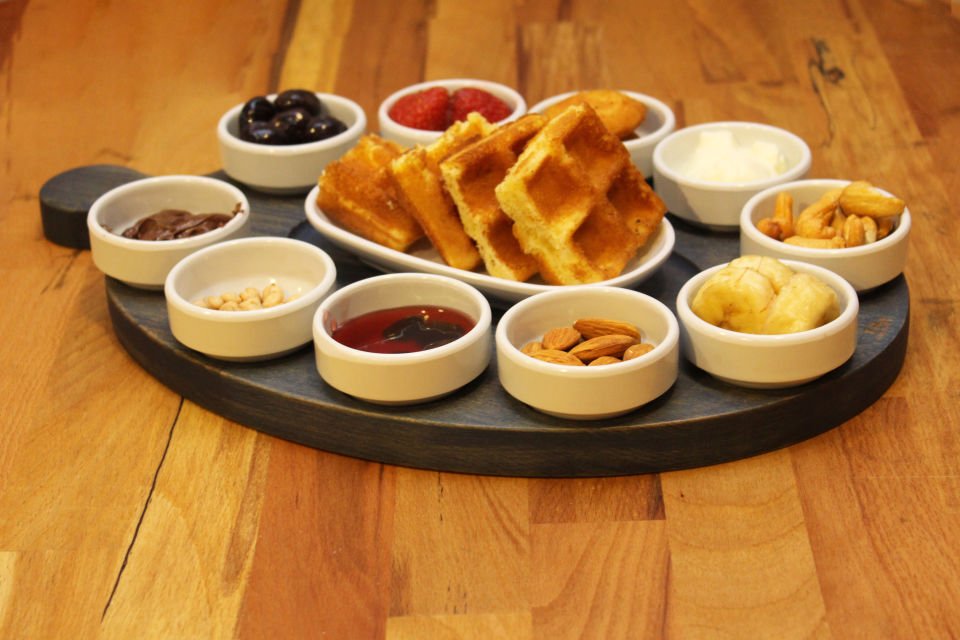 Ahşap Doğal Gürgen Ağacı Kahvaltı Sunum Tabağı – 10\'lu Sosluklu &  Oval Tabaklı Tasarım Siyah - Porselen-Beyaz