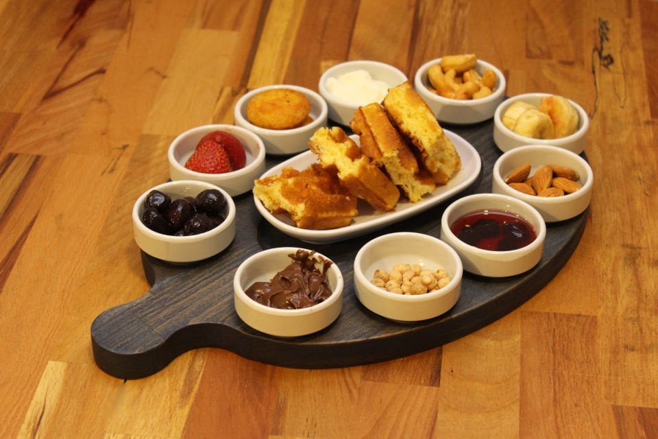 Ahşap Doğal Gürgen Ağacı Kahvaltı Sunum Tabağı – 10\'lu Sosluklu &  Oval Tabaklı Tasarım Siyah - Porselen-Beyaz