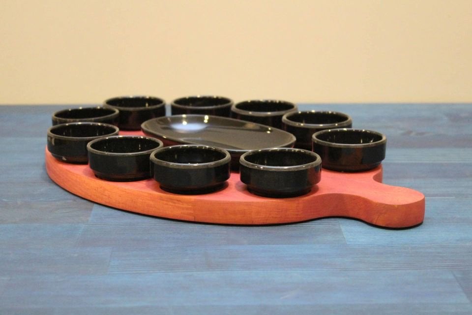 Ahşap Doğal Gürgen Ağacı Kahvaltı Sunum Tabağı – 10\'lu Sosluklu &  Oval Tabaklı Tasarım Pembe - Melamin-Siyah