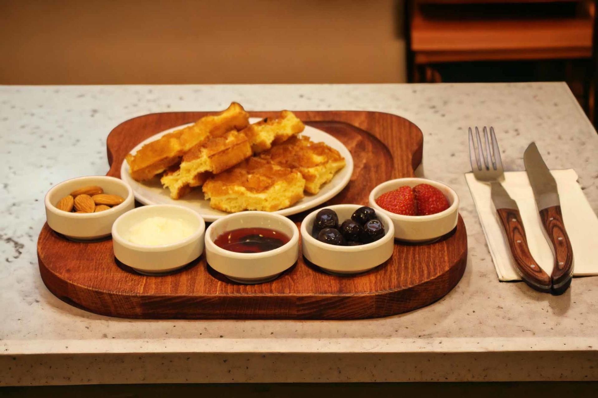 Ahşap Kişiye Özel Gürgen Ağacı Kahvaltı Sunum Tabağı – 5\'li  Melamin/Porselen Sosluklu & Yuvarlak Tabaklı Tasarım Kiraz - Porselen-Beyaz