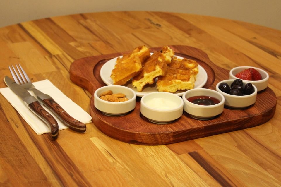 Ahşap Kişiye Özel Gürgen Ağacı Kahvaltı Sunum Tabağı – 5\'li  Melamin/Porselen Sosluklu & Yuvarlak Tabaklı Tasarım Kiraz - Porselen-Beyaz