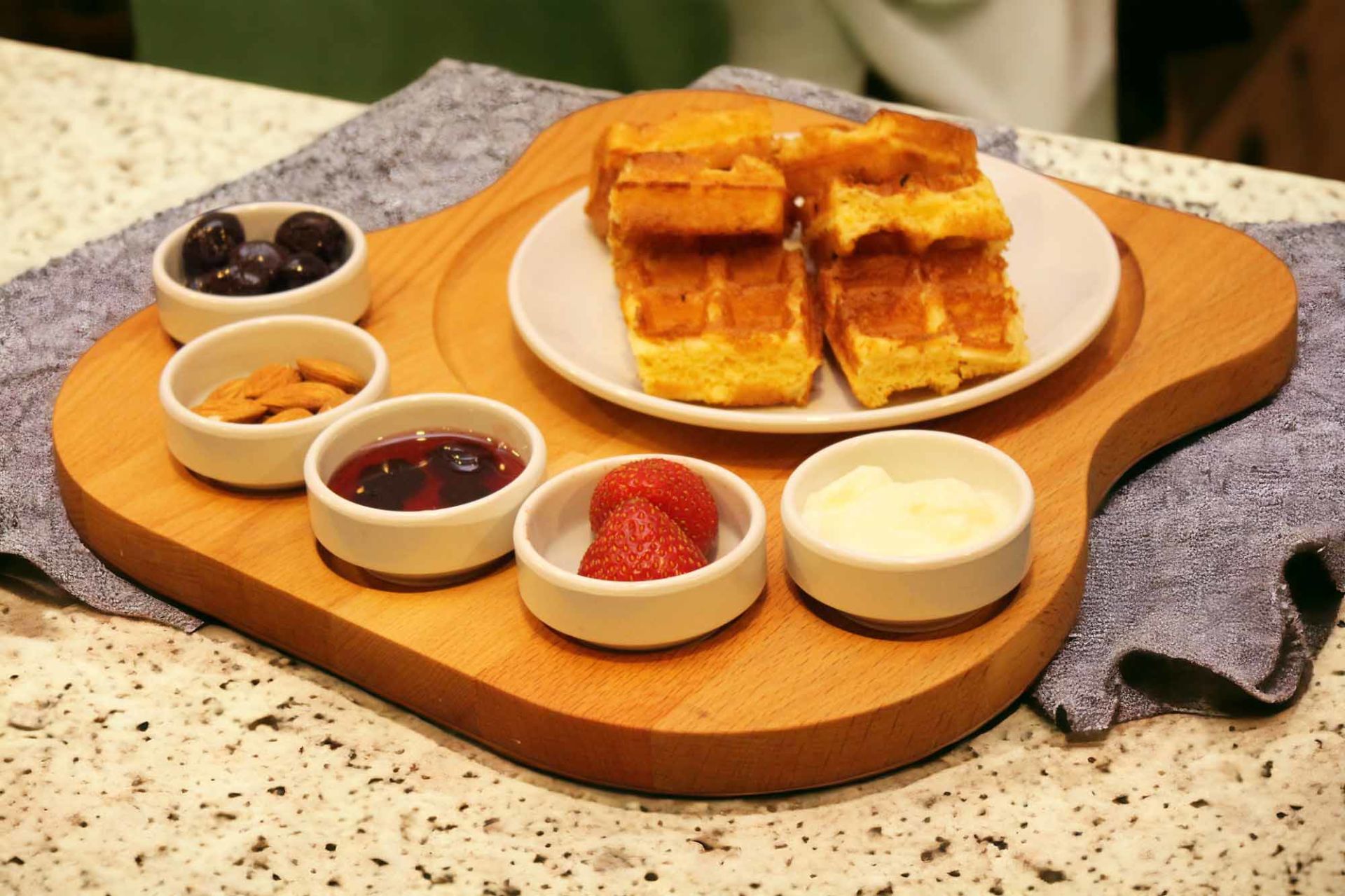 Ahşap Kişiye Özel Gürgen Ağacı Kahvaltı Sunum Tabağı – 5\'li  Melamin/Porselen Sosluklu & Yuvarlak Tabaklı Tasarım Ahşap Rengi - Melamin-Beyaz