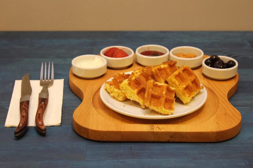 Ahşap Kişiye Özel Gürgen Ağacı Kahvaltı Sunum Tabağı – 5\'li  Melamin/Porselen Sosluklu & Yuvarlak Tabaklı Tasarım Ahşap Rengi - Melamin-Beyaz