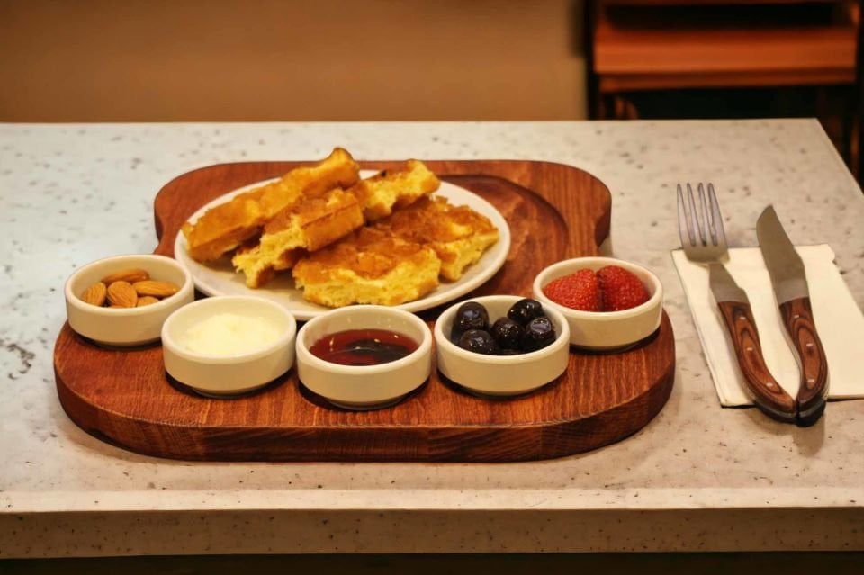 Ahşap Kişiye Özel Gürgen Ağacı Kahvaltı Sunum Tabağı – 5\'li  Melamin/Porselen Sosluklu & Yuvarlak Tabaklı Tasarım Kiraz - Melamin-Beyaz