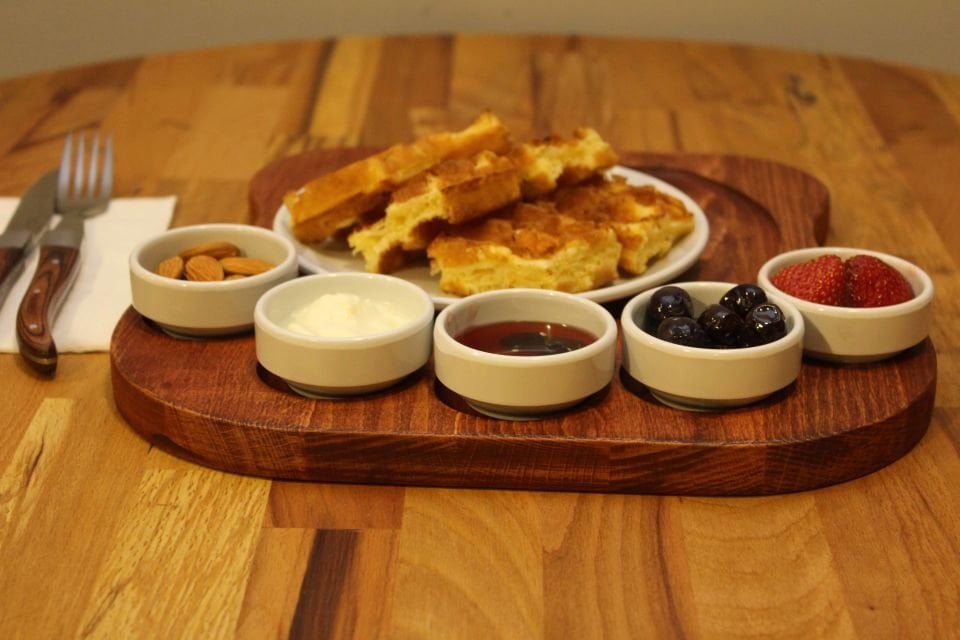 Ahşap Kişiye Özel Gürgen Ağacı Kahvaltı Sunum Tabağı – 5\'li  Melamin/Porselen Sosluklu & Yuvarlak Tabaklı Tasarım Kiraz - Melamin-Beyaz