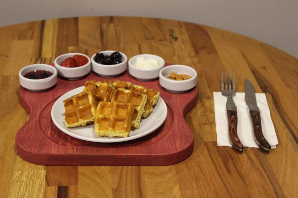 Ahşap Kişiye Özel Gürgen Ağacı Kahvaltı Sunum Tabağı – 5\'li  Melamin/Porselen Sosluklu & Yuvarlak Tabaklı Tasarım Pembe - Melamin-Beyaz