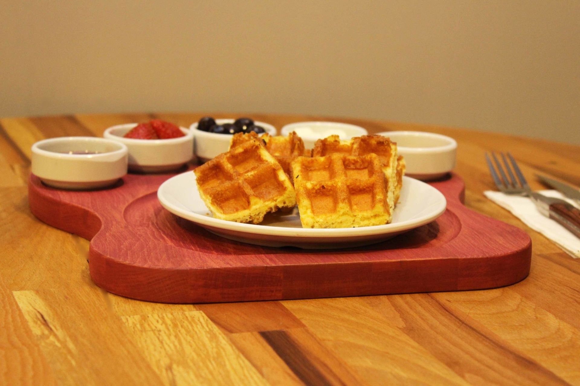 Ahşap Kişiye Özel Gürgen Ağacı Kahvaltı Sunum Tabağı – 5\'li  Melamin/Porselen Sosluklu & Yuvarlak Tabaklı Tasarım Pembe - Melamin-Beyaz