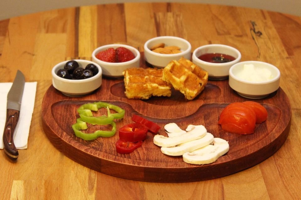 Ahşap Kişiye Özel Gürgen Ağacı Servis & Sunum Tabağı – 5\'li Melamin  Sosluklu Tasarım Kiraz - Melamin-Beyaz