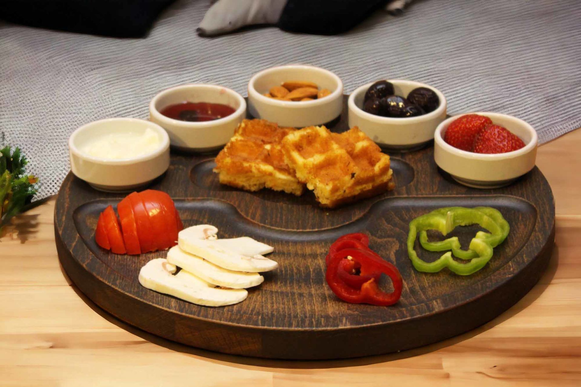 Ahşap Kişiye Özel Gürgen Ağacı Servis & Sunum Tabağı – 5\'li Melamin  Sosluklu Tasarım Siyah - Melamin-Beyaz