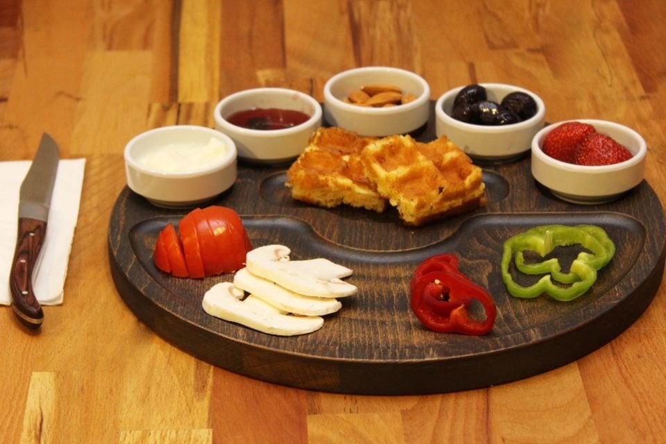 Ahşap Kişiye Özel Gürgen Ağacı Servis & Sunum Tabağı – 5\'li Melamin  Sosluklu Tasarım Siyah - Melamin-Beyaz